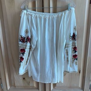 NWT gorgeous embroidered shoulder blouse. Sz L perfect condition. $20 never worn